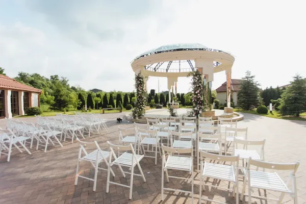 How to Choose the Perfect Event Flooring for Outdoor Weddings